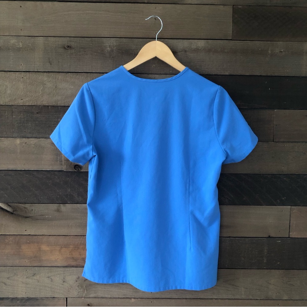 FIGS Women's Catarina Short Sleeve Scrub Top in Light Blue - Picture 3 of 6